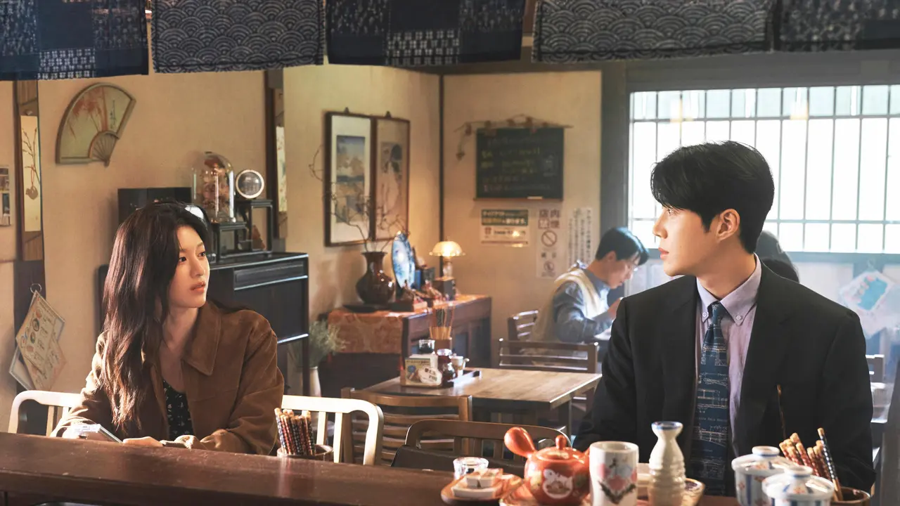Foto Still Cut Kim Seon Ho dan Go Yoon Jung untuk Can This Love Be Translated? Produksi Netflix