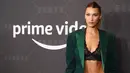 Model Bella Hadid berpose saat tiba menghadiri Savage X Fenty Show yang Disuguhkan oleh Amazon Prime Video di Brooklyn, New York (10/9/2019). Bella Hadid tampil seksi mengenakan bra renda dengan setelan jas hijau. (AFP Photo/Dimitrios Kambouris)