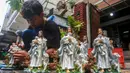 Jelang perayaan Natal 2024, jumlah permintaan patung Bunda Maria mengalami peningkatan. (DEVI RAHMAN/AFP)