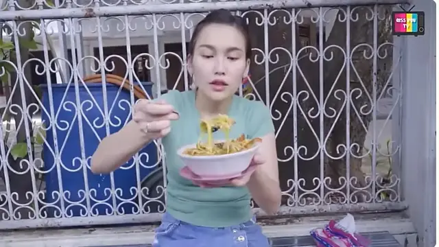 6 Potret Ayu Ting Ting Makan di Pinggir Jalan, Aksi ketika Jajan di Blok M Banjir Pujian