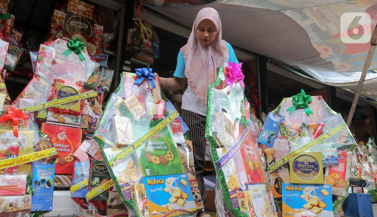 Pekerja menata parcel di kawasan Barito, Kebayoran Baru, Jakarta, Rabu (19/3/2025). (Liputan6.com/Herman Zakharia)