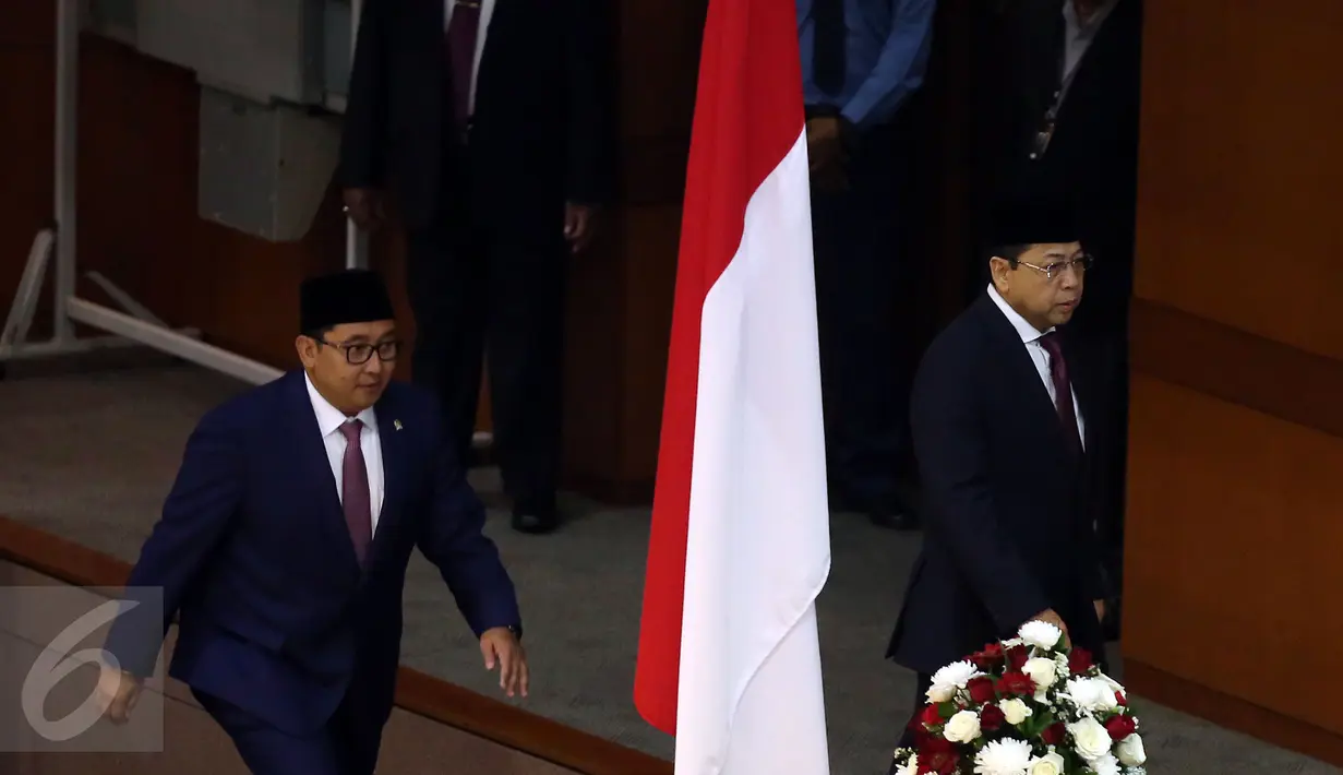 Fadli Zon dan Setya Novanto saat menghadiri Rapat Paripurna DPR RI Ke-18 Masa Sidang III Tahun Sidang 2016-2017, Jakarta, Kamis (23/2). Sidang tersebut membahas Penutupan Masa Sidang dan sejumlah agenda RUU (Liputan6.com/Johan Tallo)