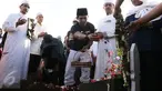  Aktor Iko Uwais menaburkan bunga di pemakaman ayahnya Musthafa Kamaluddin di TPU Prumpung, Jakarta, Rabu (8/3). Ayah Iko Uwais wafat pada  Rabu (8/3/2017) pagi di RSCM. (Liputan6.com/Herman Zakharia)