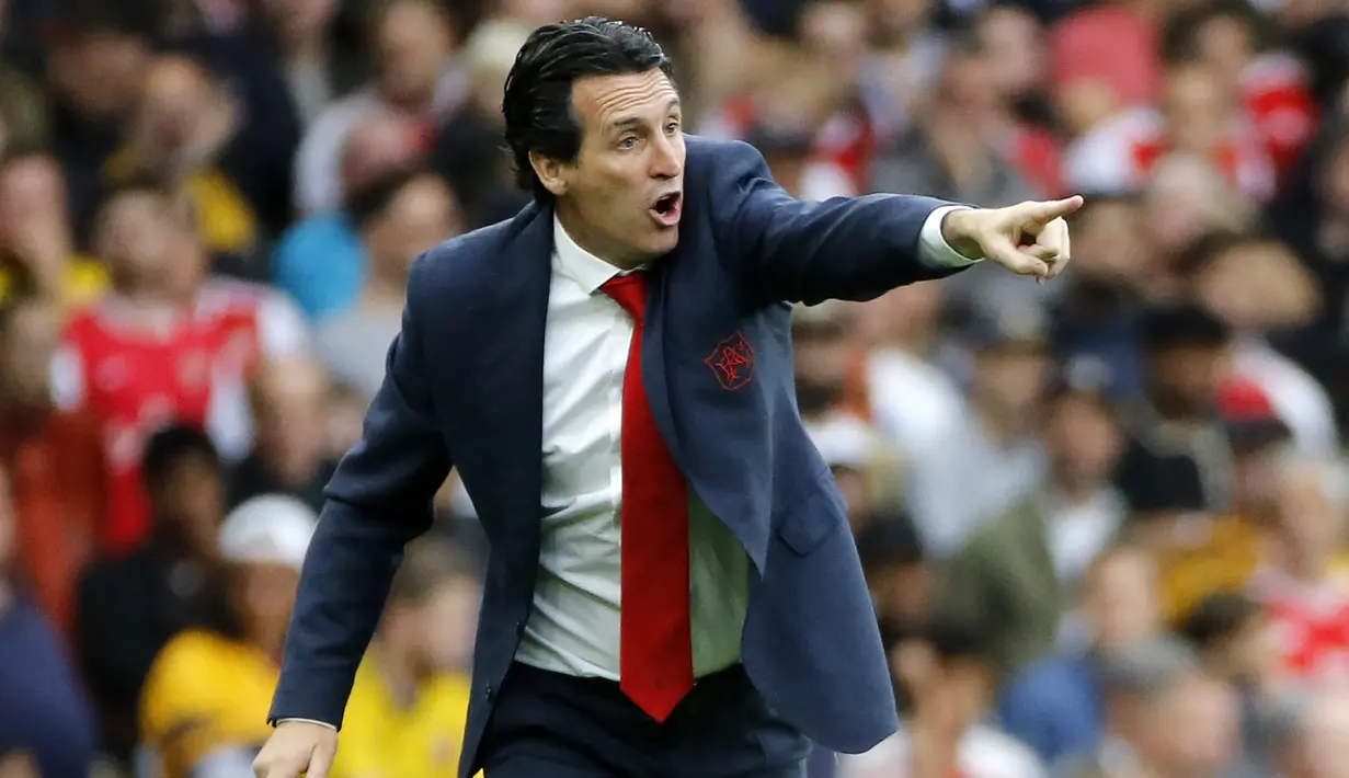 Pelatih Arsenal, Unai Emery menginstruksikan pemainnya saat bertanding melawan Aston Villa pada pertandingan lanjutan Liga Inggris di Stadion Emirates, London (22/9/2019). Arsenal menang tipis atas Aston Villa 3-2. (AFP Photo/Tolga Akmen)