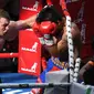 Petinju Filipina, Manny Pacquiao, berusaha melindungi mukanya saat diserang oleh Jeff Horn di Stadion Suncorp, Brisbane, Australia, Minggu (2/7/2017). Jeff Horn berhasil merebut sabuk juara kelas welter versi WBO dari tangan Pacquiao. (EPA/Dan Peled)