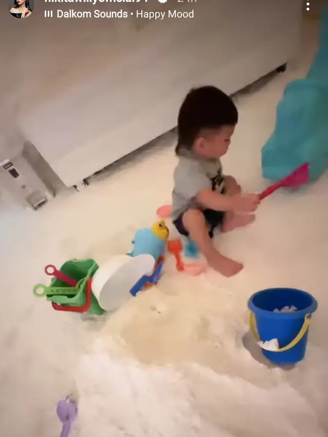 Baby Izz jalani salt therapy. (Foto: Instagam Stories nikitawillyofficial94)