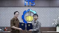 Penandatanganan MoU kerja sama antara Institut Teknologi Kalimantan(ITK) dan ITS Surabaya pada Senin (23/9/2019). (Foto: Liputan6.com/Dian Kurniawan)