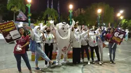 Antusiasme warga terhadap Piala Dunia 2022 pun begitu meriah, salah satunya mengabadikan momen bersama maskot Piala Dunia 2022, La'eeb. (Dok. SCM)