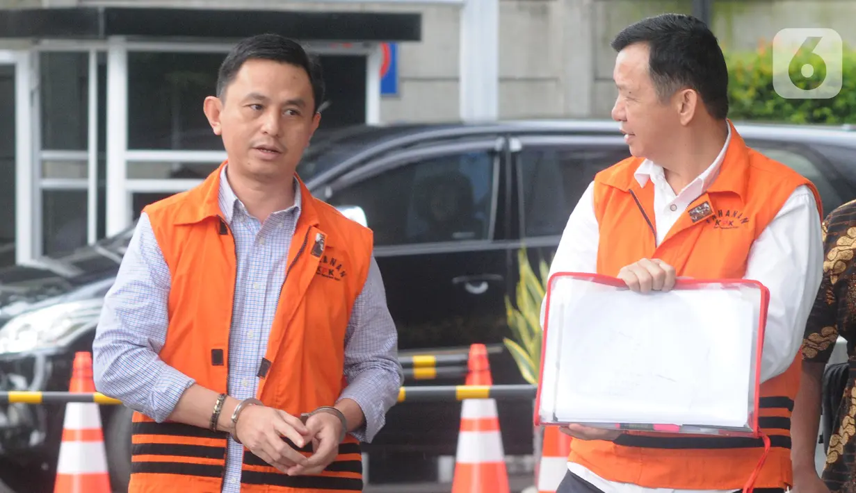 Kepala Dinas Perdagangan nonaktif Kabupaten Lampung Utara Wanhendri (kiri) dan Kepala Dinas PUPR Syahbuddin tiba di Gedung KPK, Jakarta, Jumat (3/1/2020). Keduanya diperiksa sebagai tersangka terkait sejumlah proyek Dinas PUPR dan Dinas Perdagangan Kabupaten Lampung Utara. (merdeka.com/Nwi Narwoko)