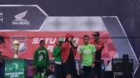 Pemain Persebaya, Irfan Jaya, sedang meramaikan acara Honda Dream Cup di Sirkuit Gelora Bung Tomo, Surabaya, Minggu (17/12/2017).