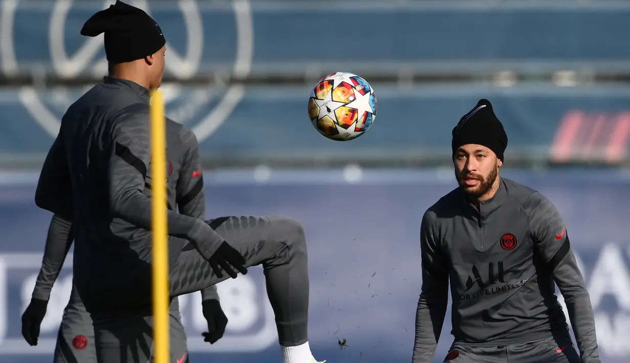 Pemain Paris Saint-Germain (PSG) Kylian Mbappe (kiri) dan Neymar menghadiri sesi latihan di tempat latihan klub Camp des Loges di Saint-Germain-en-Laye pada 14 Februari 2022. PSG akan menjamu Real Madrid pada leg pertama babak 16 besar Liga Champions, Rabu 16 Februari 2022. (FRANCK FIFE/AFP)
