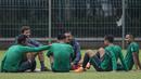 Pelatih Timnas Indonesia, Luis Milla berdiskusi dengan pemainnya usai latihan di Lapangan ABC Senayan, Jakarta, Sabtu (17/3/2018). Latihan ini merupakan persiapan jelang laga uji coba melawan Singapura. (Bola.com/Vitalis Yogi Trisna)