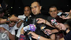 Saipul Jamil memberikan keterangan pers usai menjalani pemeriksaan di Gedung KPK, Jakarta, Senin (18/7). Saipul diperiksa sebagai saksi dalam perkara tindak pidana korupsi penerimaan hadiah atau janji. (Liputan6.com/Johan Tallo)