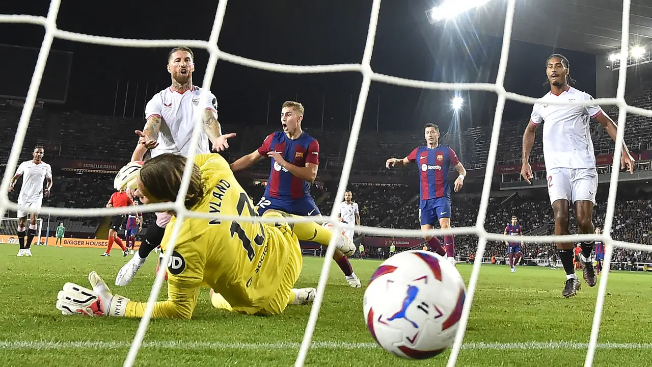 Gol Bunuh Diri Sergio Ramos Menangkan Barcelona atas Sevilla