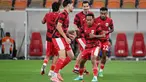 Para pemain Indonesia melakukan pemanasan sebelum pertandingan pertama Grup B Putaran 4 Kualifikasi Piala Dunia 2026 zona Asia melawan Arab Saudi di Stadion Alinma Bank, King Abdullah Sports City, Jeddah, Arab Saudi, Rabu 8 Oktober 2025 waktu setempat atau Kamis (9/10/2025) dini hari WIB. (AP Photo)