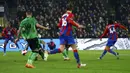 Pemain Crystal Palace Jairo Riedewald (kanan) mencetak gol ke gawang Stoke City pada pertandingan putaran kelima Piala FA di Selhurst Park, London, Inggris, 1 Maret 2022. Crystal Palace menang 2-1. (AP Photo/Ian Walton)