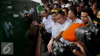 Menteri Perhubungan Ignasius Jonan (kanan) Menko Kemaritiman Rizal Ramli (kedua kanan) melepas keberangkatan peserta mudik gratis sepeda motor dengan kereta api di Stasiun Senen, Jakarta, Rabu (29/6). (Liputan6.com/Gempur M Surya)