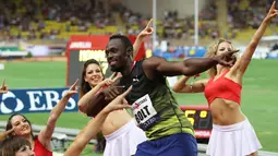 Aksi Usain Bolt menari bersama wanita-wanita cantik usai menjuarai kejuaraan atletik lari 100m Diamond League di Stadium Louis II, Monaco, (21/7). Usain Bolt merupakan pelari Juara Olimpiade delapan kali. (AFP Photo/Yann Coatsaliou)