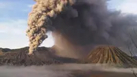 Gunung Bromo pernah meletus pada 2004. Ini videonya yang menegangkan.