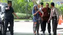 Istri muda Bupati Bengkulu Selatan Dirwan Mahmud, Heni Dirwan tiba di Gedung KPK, Jakarta, Rabu (16/5). Selain Heni dan suami, KPK juga mengamankan Kasi Dinkes Bengkulu Selatan Wati dan kader Partai Perindo Juhari alias Jukak. (Merdeka.com/Dwi Narwoko)