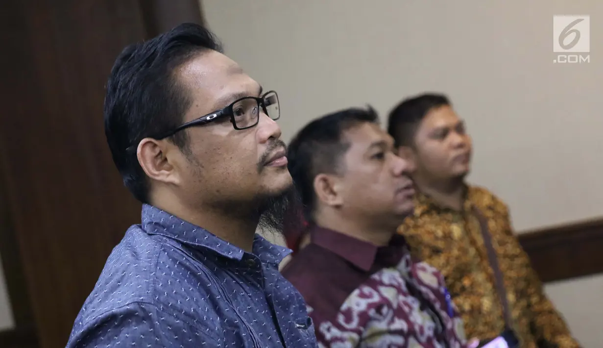 Terdakwa kasus suap yang juga Panitera Pengadilan Negeri Medan, Helpandi bersiap menjalani sidang pembacaan putusan di Pengadilan Tipikor, Jakarta, Kamis (4/4). Helpandi dinyatakan bersalah dan dihukum 7 tahun penjara dan denda Rp 300 juta. (Liputan6.com/Helmi Fithriansyah)