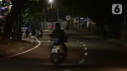Kondisi lalu lintas pada malam takbiran di kawasan Tebet, Jakarta, Sabtu (23/5/2020). Satgas COVID-19 menutup akses Jalan Tebet Utara tersebut untuk menekan penyebaran COVID-19 dan mengurangi keramaian warga yang ingin berbelanja baju Lebaran pada malam takbiran. (merdeka.com/Imam Buhori)