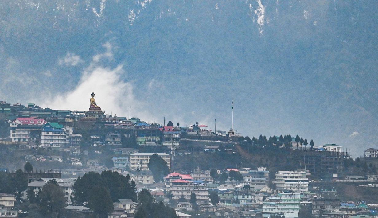 Biara kuno abad ke-17 di Tawang bertengger di puncak gunung tinggi ribuan kaki di atas permukaan laut dengan pemandangan lanskap sekitarnya dan kota Tawang di bawahnya.  Biara ini merupakan rumah bagi lebih dari ratusan biksu. (AFP/Arun Sankar) (AFP/Arun Sankar)