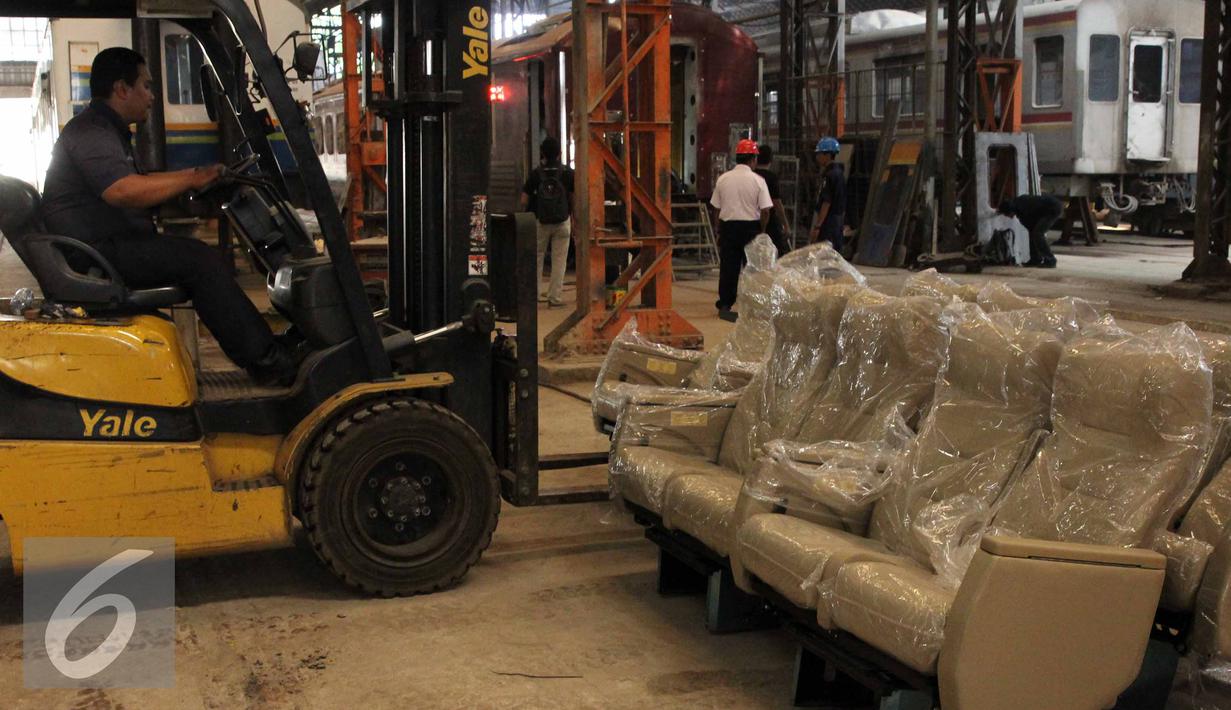 Sejumlah bangku baru untuk kenyamanan pemudik disiapkan di Balai Yasa, Manggarai, Jakarta, Rabu (1/7/2015). PT KAI menyiapkan 30 perjalanan kereta api tambahan untuk mengangkut para pemudik jelang Lebaran. (Liputan6.com/Helmi Afandi)