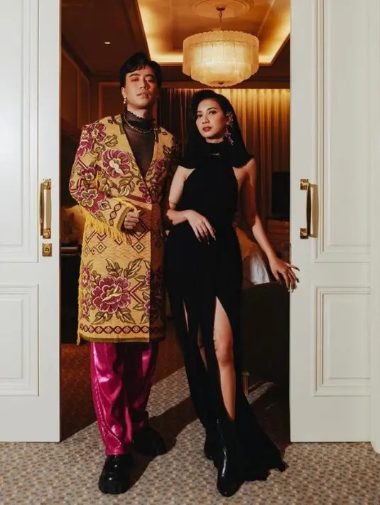 Kompak tampil glamor di MACAN Gala 2022, Vidi dengan coat motif floral dari koleksi FW23 Studio Moral dan paduan leather pants pink. Sementara Sheila pakai gaun halter dress dari Stellarisa. @vidialdiano @sheiladaisha.