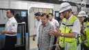Wakil Presiden Jusuf Kalla mendengarkan penjelasan Dirut MRT William Sabandar saat meninjau pengoperasian MRT  dari Stasiun Bundaran HI, Jakarta, Rabu (20/2). Jusuf Kalla meninjau sekaligus menjajal rangkaian kereta MRT. (Liputan6.com/Faizal Fanani)