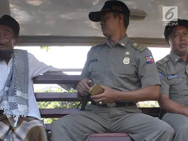 Petugas Satpol PP Kota Bogor mengamankan pengemis yang sempat viral di kawasan perempatan Yasmin, Bogor, Jawa Barat, Rabu (20/3). Kepada awak media, pengemis tersebut membantah memiliki mobil. (merdeka.com/Arie Basuki)