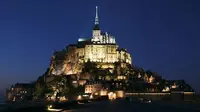 Kastil di Mont Saint-Michel, di Normandy (Manche, Basse-Normandie, Prancis), pada malam hari. (Creative Commons)