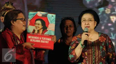 Ketua Umum PDIP, Megawati Soekarnoputri (kanan) memberikan keterangan saat peluncuran buku Megawati Dalam Catatan Wartawan, Jakarta, Rabu (23/3/2016). Buku tersebut merupakan catatan jurnalis yang pernah meliput Megawati. (Liputan6.com/Helmi Fithriansyah)