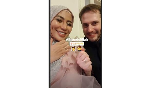 Resmi Menikah, Ini 6 Momen Manis Cinta Penelope dan Suami Bulenya