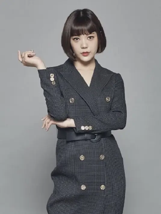 "Untuk para personel After School, aku berterima kasih dan aku  sangat mencintai kalian. Aku tak akan lupa momen-momen bersama Playgirlz. Terima kasih banyak, aku mencintai kalian," tutupnya. (Foto: instagram.com/luvlyzzy)