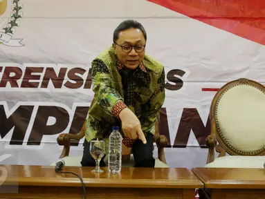 Ketua MPR Sekaligus Ketua Umum DPP PAN Zulkifli Hasan saat jumpa pers di Kompleks Parlemen, Senayan, Jakarta, Selasa (14/2). Dalam keterangan persnya Zulkifli berharap Pilkada besok berjalan dengan lancar dan aman. (Liputan6.com/Johan Tallo)