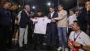 Peluncuran jersey baru Timnas Indonesia oleh Kelme dilakukan dalam acara bertajuk "Leave Your Mark Fest" di Plaza Utara Gelora Bung Karno (GBK), Kamis (12/3/2026) malam WIB. Tampak dalam foto, Ketua Umum Persatuan Sepak Bola Seluruh Indonesia (PSSI), Erick Thohir (tengah) saat menghadiri peluncuran jersey terbaru Timnas Indonesia di Plaza Utara Stadion Utama Gelora Bung Karno (SUGBK), Jakarta, Kamis (12/3/2026) malam. (Bola.com/Bagaskara Lazuardi)