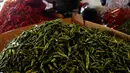 Sejumlah cabai saat dijual oleh pedagang di Pasar Induk Senen, Jakarta, Kamis (11/6/2015). Jelang ramadan Mendag, Rachmat Gobel memastikan akan membuka keran impor untuk cabe merah dan bawang merah. (Liputan6.com/Johan Tallo)