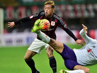 Gelandang AC Milan, Keisuke Honda (kiri) berusaha melewati bek Fiorentina, Marcos Alonso Mendoza pada lanjutan Serie A Liga Italia di Stadion San Siro (17/1). AC Milan menang atas Fiorentina dengan skor 2-0. (AFP/GIUSEPPE CACACE)