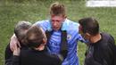 Kevin De Bruyne (tengah) dipapah keluar lapangan setelah menjalani perawatan karena tabrakan dengan Antonio Rudiger selama pertandingan final Liga Champions antara Manchester City dan Chelsea di Stadion Dragao di Porto, Portugal, Sabtu (29/05/2021) waktu lokal. (Foto: AP/Pool/Michael Steele)