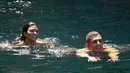 Dilansir dari E! News, Kourtney dan Younes tertangkap kamera berciuman saat berenang di laut. (Popsugar)