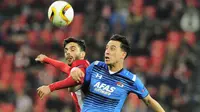 Gelandang AZ Alkmaar, Thom Haye (kanan) berduel dengan pemain Athletic Bilbao,  Eneko Boveda dalam laga fase grup Liga Europa 2014/2015. (AFP/Ander Gillenea)