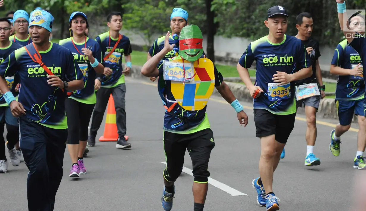 Salah satu pelari mengenakan topeng saat mengikuti Pertamina Eco Run 2017 di Pantai Karnaval Ancol, Jakarta, Sabtu (16/12). Ribuan pelari ambil bagian pada lomba yang bertema Lari Lestarikan Bumi. (Liputan6.com/Helmi Fithriansyah)