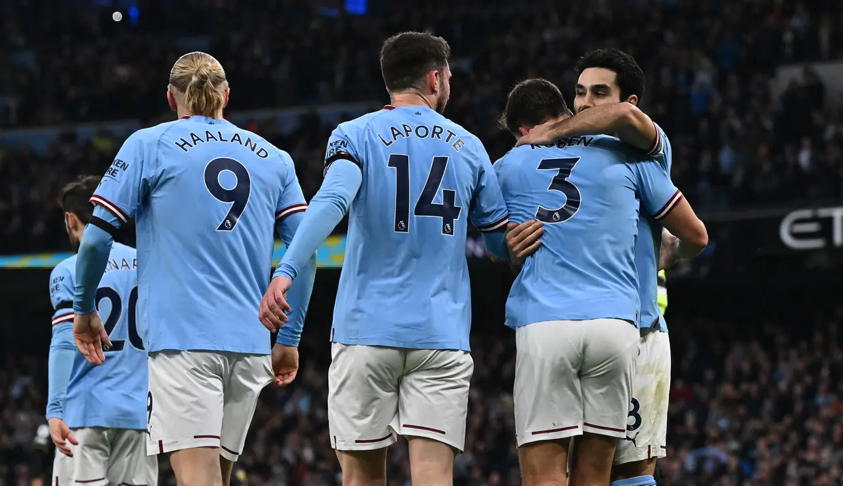 Gelandang Manchester City, Ilkay Gundogan (kanan) merayakan dengan rekan setimnya setelah mencetak gol ke gawang Aston Villa selama pertandingan lanjutan Liga Premier Inggris di Stadion Etihad di Manchester, barat laut Inggris (13/2/2023). City menang telak atas Aston Villa dengan skor 3-1. (AFP/Paul Ellis)