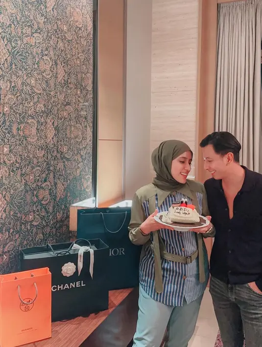 Sebelumnya, ia juga telah mendapatkan kejutan dari Sony Septian. Pemeran dalam sinetron Pembantu dan Tukang Ojek itu menuliskan pesan untuk sang suami yang selalu menyayanginya. [Instagram/fairuzarafiq]