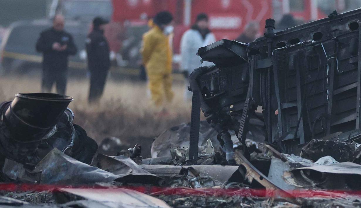 Pesawat itu kembali setelah berpartisipasi dalam perayaan Hari Kemenangan Azerbaijan di Baku pada 8 November 2025. Tampak dalam foto, reruntuhan terlihat di lokasi kecelakaan pesawat angkut militer Turki C-130 di kawasan Sighnaghi di perbatasan Georgia-Azerbaijan, Rabu 12 November 2025. (Giorgi ARJEVANIDZE/AFP)