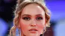 Aktris Lily-Rose Depp berpose setibanya di pemutaran perdana film 'The King' di Festival Film Venice edisi ke-76, Venice, Italia (2/9/2019). Putri aktor Johnny Depp ini tampil memesona berbalut gaun berwarna pink di karpet merah Venice Film Festival 2019. (AFP Photo/Alberto Pizzoli)