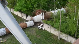 Serangan rudal Rusia yang menghancurkan setengah dari menara televisi setinggi 240 meter (787 kaki) di Kharkiv pada hari Senin. (SERGEY BOBOK / AFP)