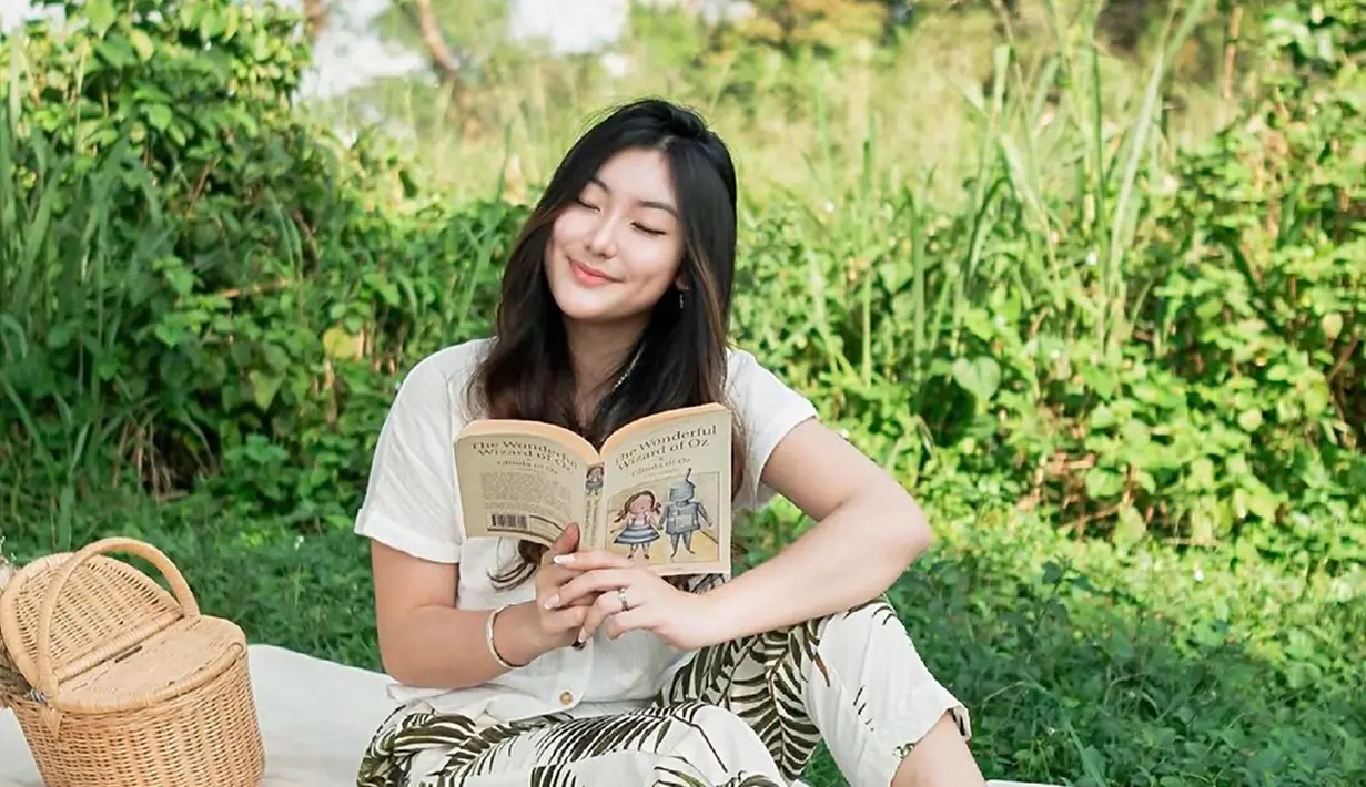 Dalam berbagai kesempatan, Shannon kerap membagikan berbagai aktivitasnya dalam Instagram seperti saat jalan-jalan hingga liburan ke berbagai wisata di Insonesia. Kerap tampil kasual dan stylish, gayanya ini kerap munai sorotan. (Liputan6.com/IG/@shannonnwong)