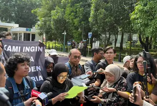 Koalisi Masyarakat Sipil Serahkan Surat Andrie Yunus ke Prabowo (Lizsa Egeham/Liputan6.com)